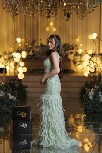 فستان سهرة أخضر فستقي مطرز بتفاصيل ريشية وقصة ميرم...