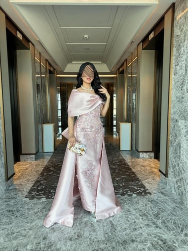 فستان سهرة وردي فاخر بذيل خلفي