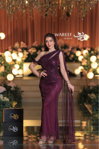 فستان سهرة خمري فاخر بتطريز ترتر لامع وتصميم كتف و...