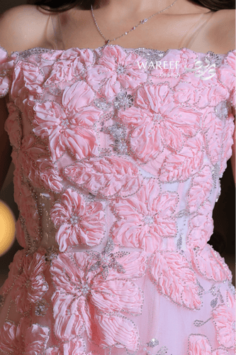 فستان سهرة وردي فاتح مطرّز بالورود ثلاثية الأبعاد...