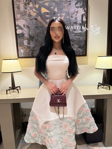 فستان سهرة عاجي مطرز بورود وردية ناعمة