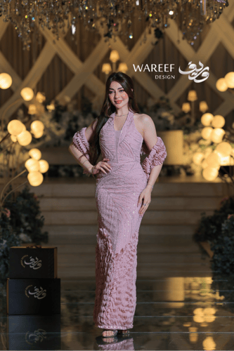 فستان سهرة طويل وردي شيفون مطرز بتصميم ضيّق أنثوي...