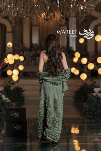 فستان سهرة أخضر زيتوني بتطريز لؤلؤي فاخر مع شال من...