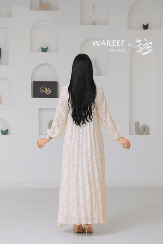 جلّابية أنيقة بلون كريمي بتطريز لؤلؤي ناعم ولمسات...