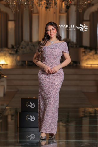 فستان وردي ناعم بنقشة بارزة وقصة اوف شولدر