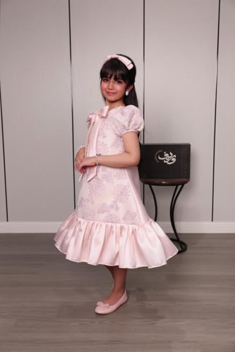 فستان بناتي بفيونكة أمامية ولمسة دانتيل فاخرة
