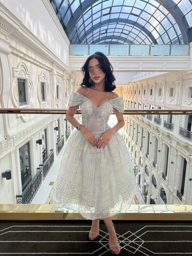 فستان سهره قصير باللون السكري والشك الازرق