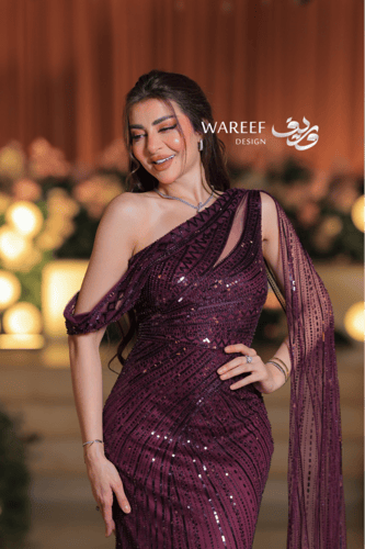 فستان سهرة خمري فاخر بتطريز ترتر لامع وتصميم كتف و...