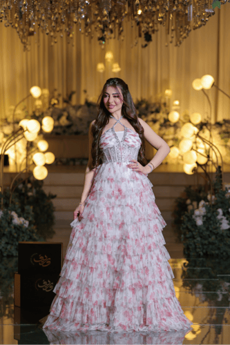 فستان سهرة أبيض بنقشة وردية وطبقات تول بتصميم هالت...