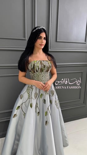 فستان سهرة رمادي مطرز بأوراق خرزية