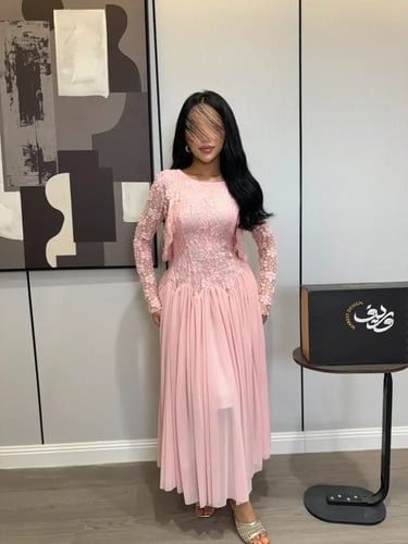 فستان وردي بتطريز ناعم وتنورة بليسيه