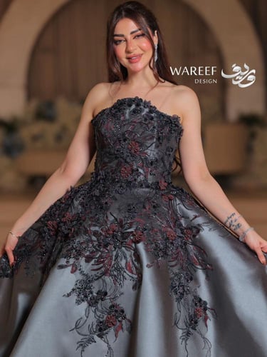 فستان ملكه فخم بتصميم فريد باللون الرمادي الغامق