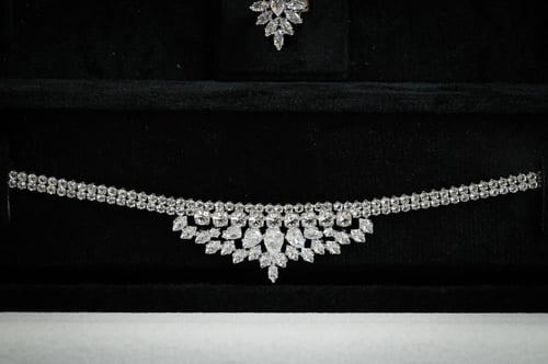 طقم زركون فضي بتصميم فخم متناسق من WAREEF