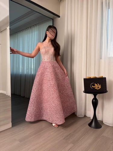 فستان سهرة بتطريز لامع وقصة أميرة