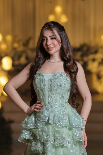 فستان سهرة أخضر فاتح بطبقات تول مطرزة وتصميم حمالا...