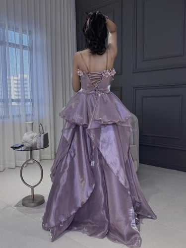 فستان سهره طويل بتطريز الزهور