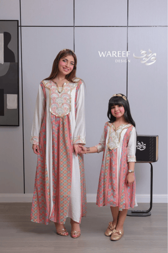 جلابية بناتي أوف وايت بنقوش تراثية وردية