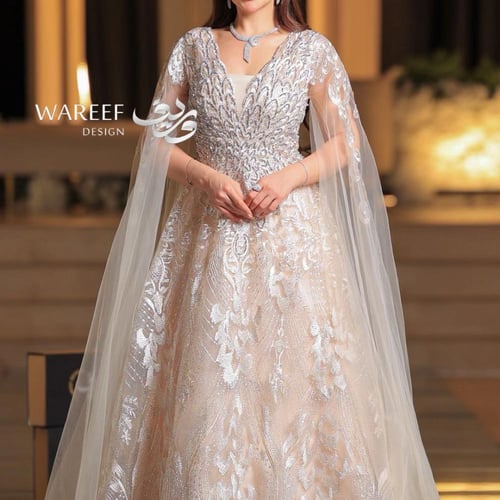 فستان سهرة بيج بتطريز لامع وأكمام طويلة واسعة لمسة...