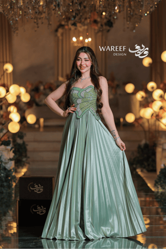 فستان سهرة تيفاني فاتح مطرز بتصميم فني وتنورة مكسر...