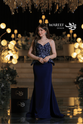 فستان سهرة كحلي فاخر بقصة حورية وتطريز أوراق لامعة...