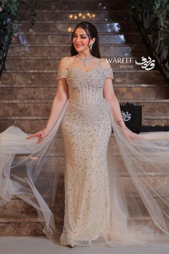 فستان سهرة بيج فخم بتطريزات براقة وتصميم راقٍ