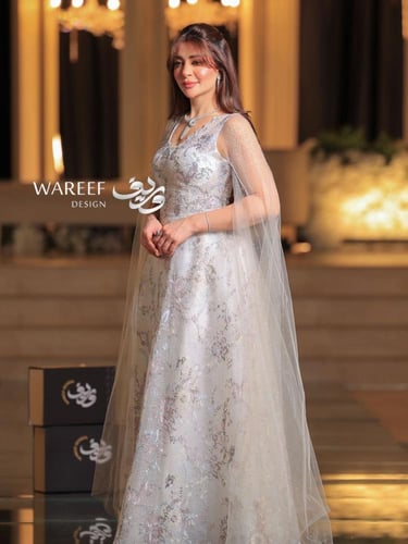 فستان سهرة ابيض باكمام واسعه وطويله