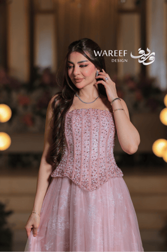 فستان سهرة وردي باودر بتطريز لؤلؤي ناعم وقصّة كورس...