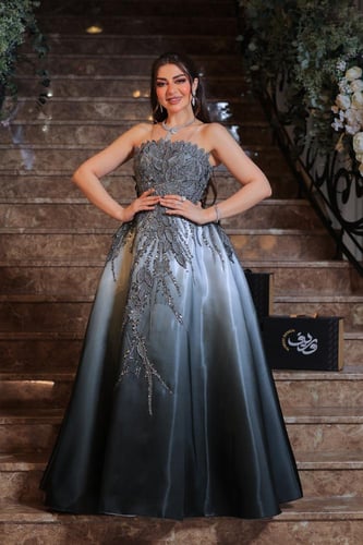 فستان سهره بدرجات الرمادي مزين بالشك المشجر