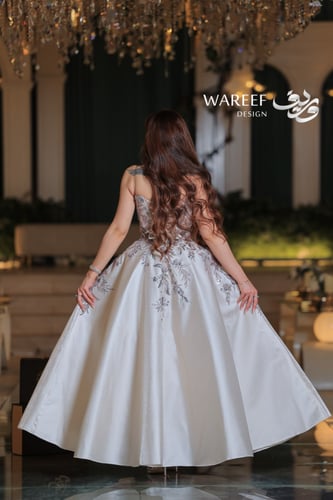 فستان سهرة سكري طويل من التفتة والتول بتصميم كلوش...