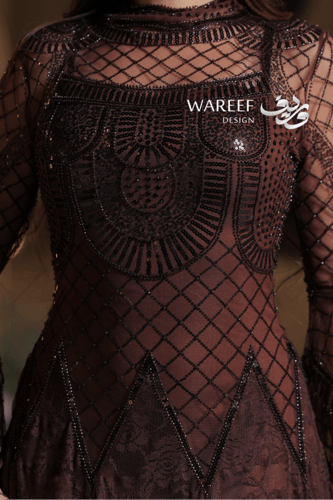 فستان سهرة بني داكن مطرّز بقماش شفاف وقصّة أنيقة م...