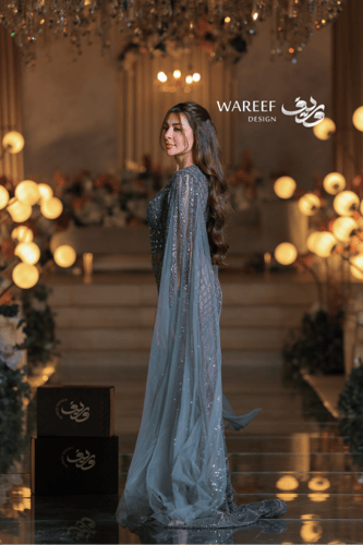 فستان سهرة رمادي ساحر مطرز بتفاصيل فاخرة وأكمام من...