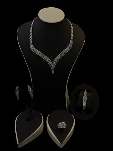 طقم زركون فاخر بتصميم V