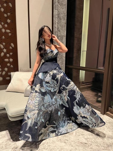 فستان توب كحلي طويل مزين بنقوش أنيقة