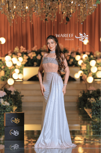 فستان سهرة فضّي وردي فاخر بتطريز كريستالات لامعة و...