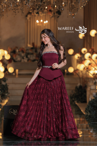 فستان سهرة خمري راق بتنورة دانتيل واسعة وتطريز كري...