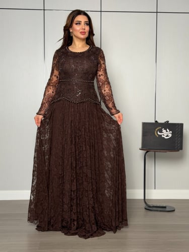 فستان بني شوكولاتة بدانتيل فاخر وتطريز خرزي راقٍ