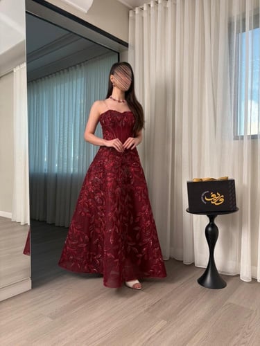 فستان سهرة بتطريز فاخر وقصة أميرة ملكية