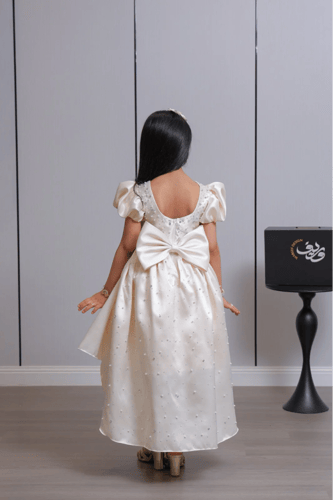 فستان بناتي ساتان بتطريز لامع وقصة ذيل خلفي