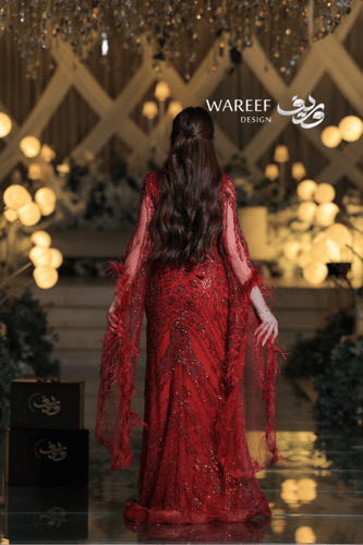 فستان سهرة أحمر فاخر بتطريز يدوي وريش ناعم بتصميم...