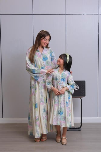 جلابية بناتي أوف وايت بنقوش زهرية ملوّنة