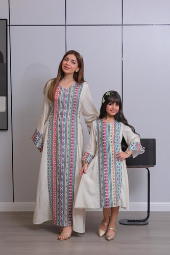 جلابية بناتي أوف وايت بنقشة تراثية ملونة