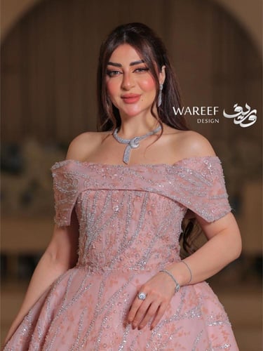 فستان ملكة فخم اوف شولدر باللون الوردي فاتح