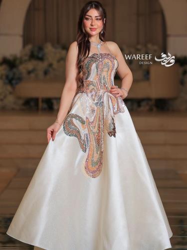 فستان سهره باللون البيج ومزين بالتطريز