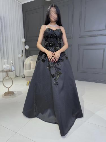 فستان سهرة أسود مزين بتطريز انيق