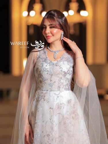 فستان سهرة ابيض باكمام واسعه وطويله