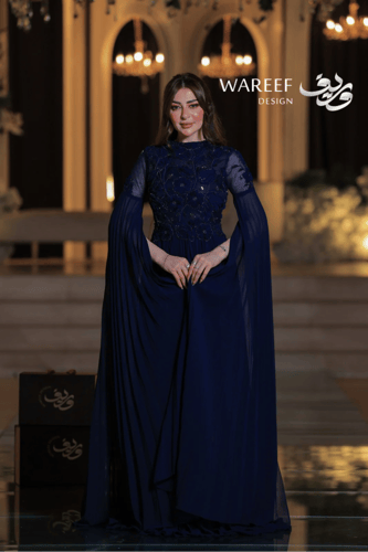فستان سهرة ازرق طويل ملكي ناعم مع أكمام شفافة مزخر...