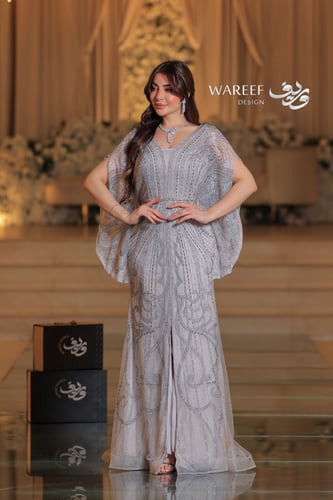 فستان فضي مزين بالتطريز الفخم