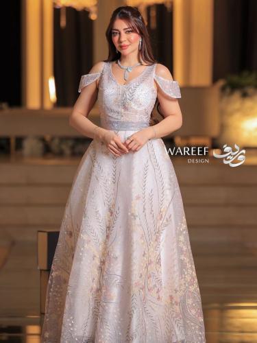 فستان سهرة باللون البيج مميز بتطريز مشجر