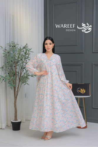 جلابية بنقشة زهرية ناعمة وتفاصيل لؤلؤية أنثوية