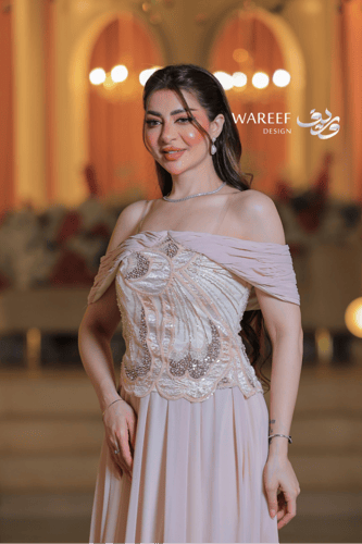 فستان سهرة بكتف مكشوف وتطريز يدوي لامع بتنورة فضفا...